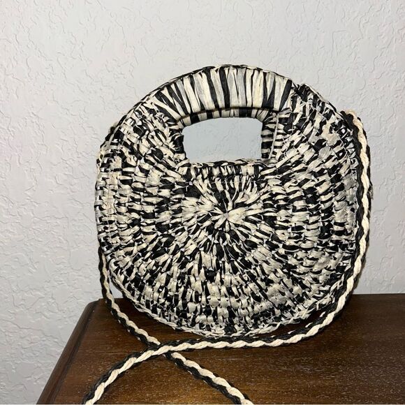 Urban Expressions Straw Circular Shoulder Crossbody Bag - Picture 1 of 5
